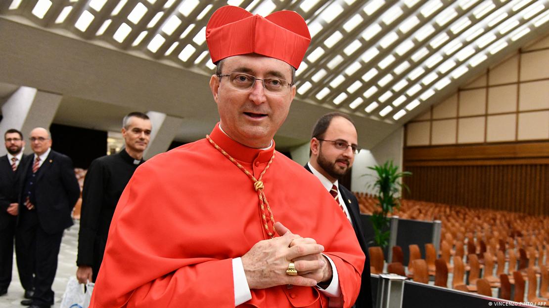 O recém-eleito cardeal, arcebispo de Brasília, Sérgio da Rocha, chega para uma visita de cortesia com parentes após um consistório em 19 de novembro de 2016, no salão de audiências Paulo VI, no Vaticano