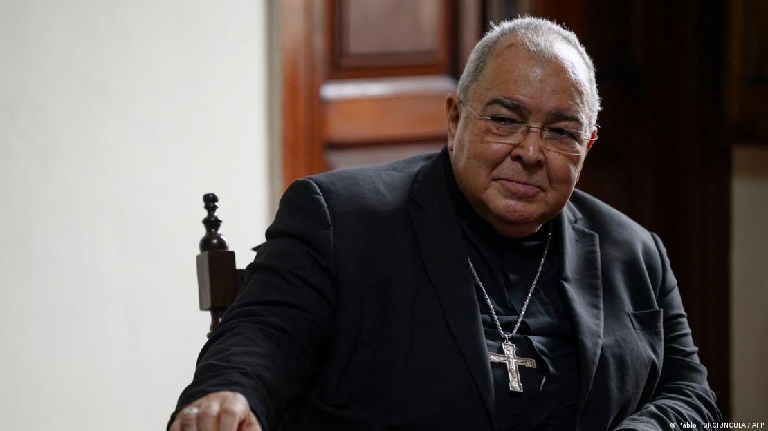  O arcebispo do Rio de Janeiro, cardeal Orani João Tempesta, gesticula enquanto concede uma coletiva de imprensa sobre a morte do Papa Francisco, no Rio de Janeiro, Brasil, em 21 de abril de 2025