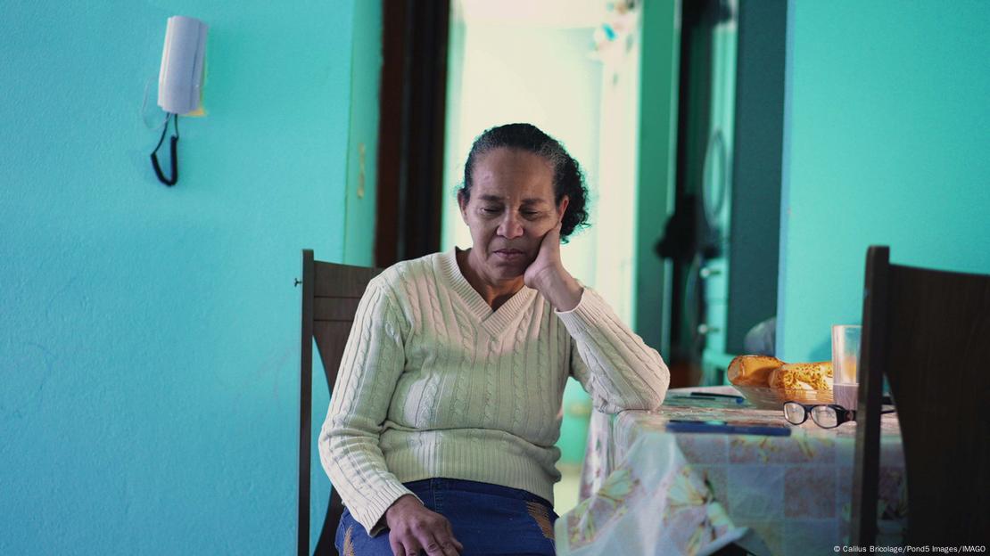 Los investigadores analizaron datos de más de 64.000 personas en 29 países para entender cómo afecta la soledad en diferentes edades.