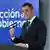 Pedro Sanchez ante dos micrófonos.