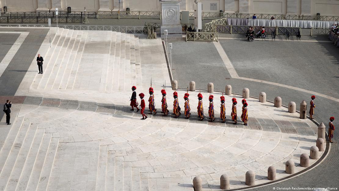 Папската швейцарска гвардия прекосява площад "Свети Петър"