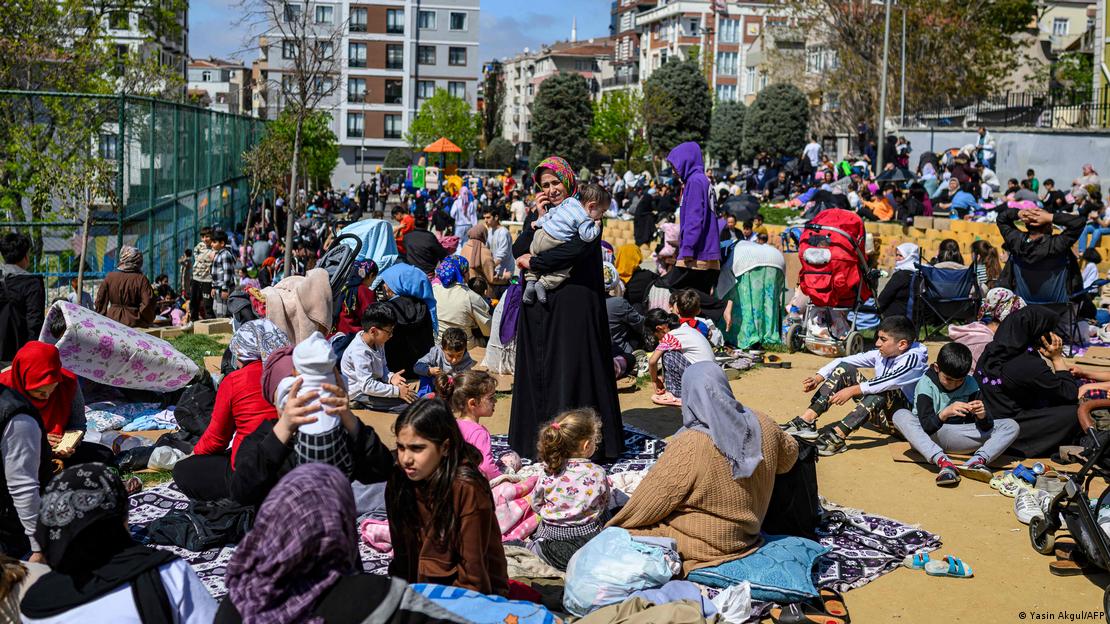 Crianças e familiares tomam praça turca para fugir do terremoto