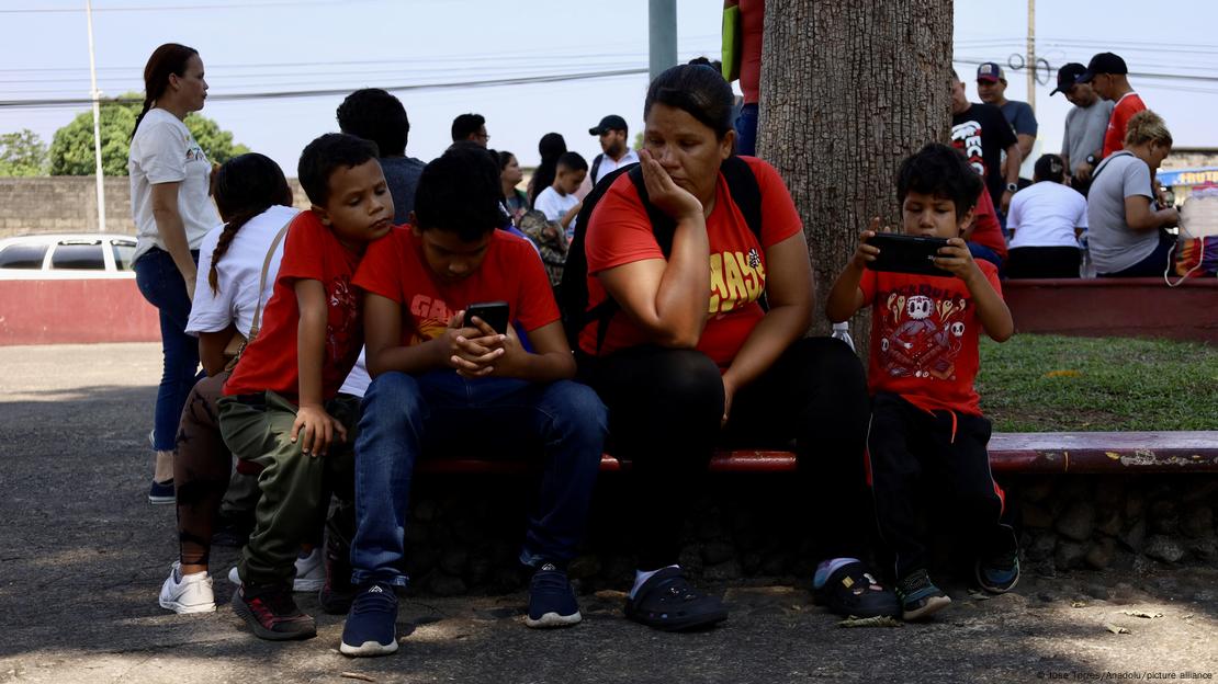 Una mujer venezolana y sus tres hijos esperan ser atendidos por las autoridades en Tapachula, México. Una mujer venezolana y sus tres hijos esperan ser atendidos por las autoridades en Tapachula, México.