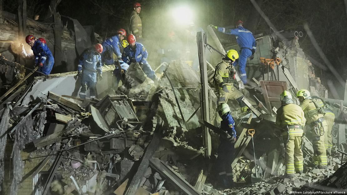 Ομάδες διάσωσης σε συντρίμμια κτηρίου στο Κίεβο