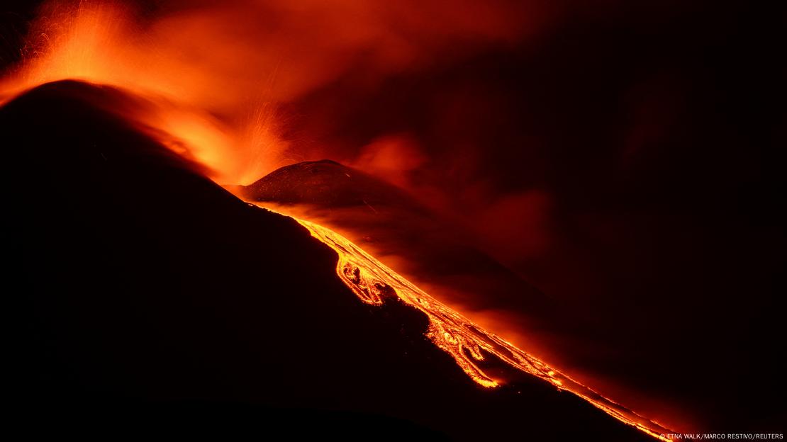 Lava encendida fluyendo pendiente abajo por la ladera del Etna. Lava encendida fluyendo pendiente abajo por la ladera del Etna.