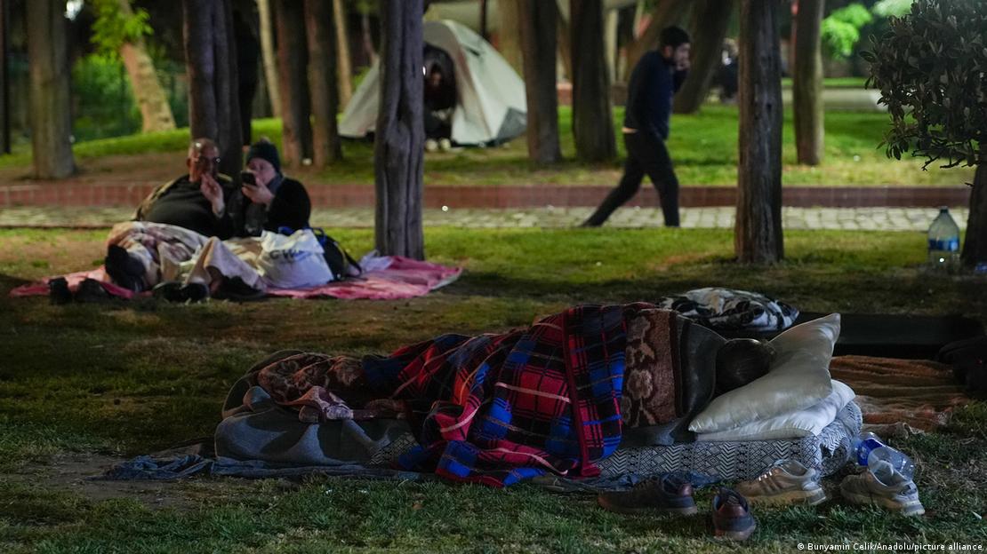 Bahçelievler'deki bir parkta geceleyen insanlar görülüyor