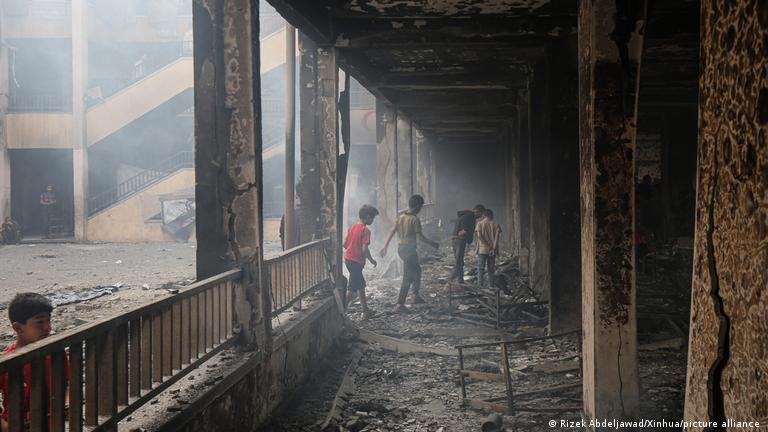قطاع غزة - أطفال فلسطينيون في مدرسة بعد غارة جوية إسرائيلية على مدينة غزة