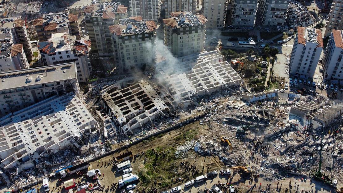 6 Şubat Kahramanmaraş merkezli depremde Hatay'da yıkılan binaların havadan görüntüsü. Yan yatmış haldeki üç geniş bina dikkat çekiyor