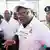 Archivbild | Tansania | Oppositionsführer Tundu Lissu im weißen T-Shirt mit Kappe, begleitet von Sicherheitspersonal