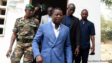 Le président togolais Faure Gnassingbé, et candidat du parti au pouvoir Union pour la République (UNIR), quitte un bureau de vote après avoir voté à Kara, le 22 février 2020
