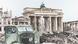 Pamje e Portës së Brandeburgut në Berlin me rrënojat dhe shkatërrimet nga Lufta e Dytë Botërore Pamje e Portës së Brandeburgut në Berlin me rrënojat dhe shkatërrimet nga Lufta e Dytë Botërore