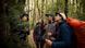 Rocío Urrutia y estudiantes en un bosque.