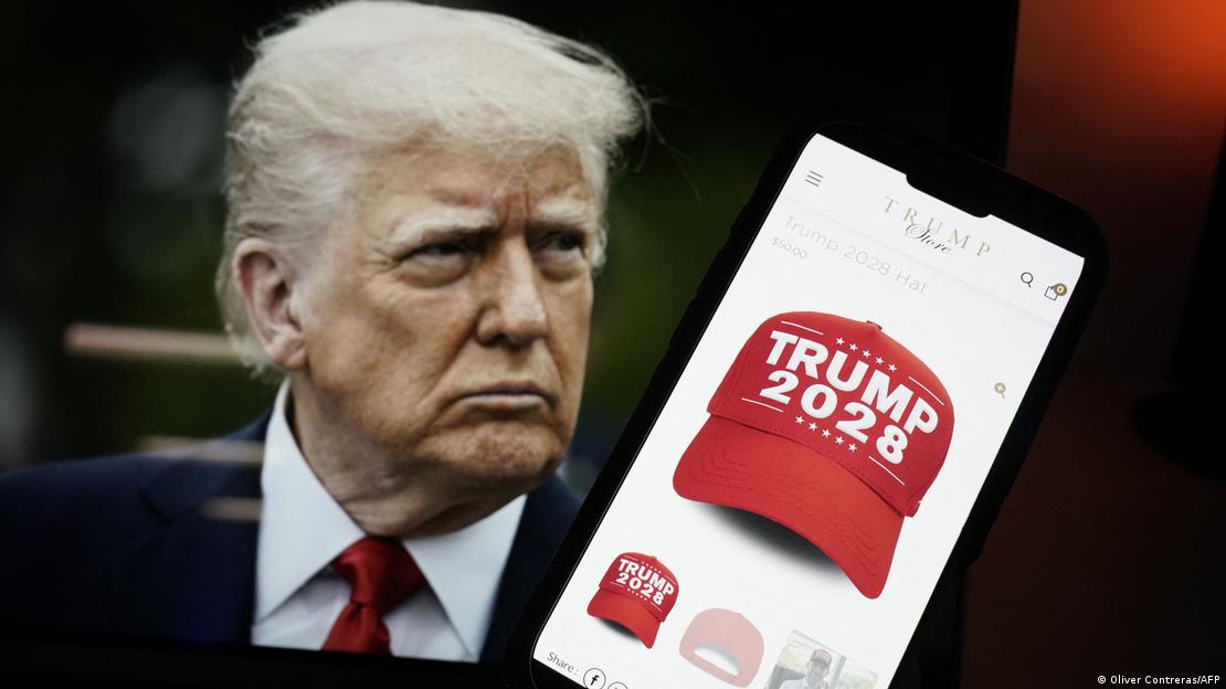 Gorra con la leyenda "Trump 2028" y una foto de Donald Trump.