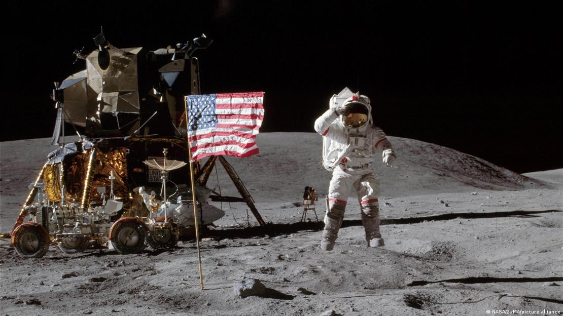 El astronauta JOHN W. YOUNG, comandante de la misión lunar Apolo 16, salta desde la superficie lunar.