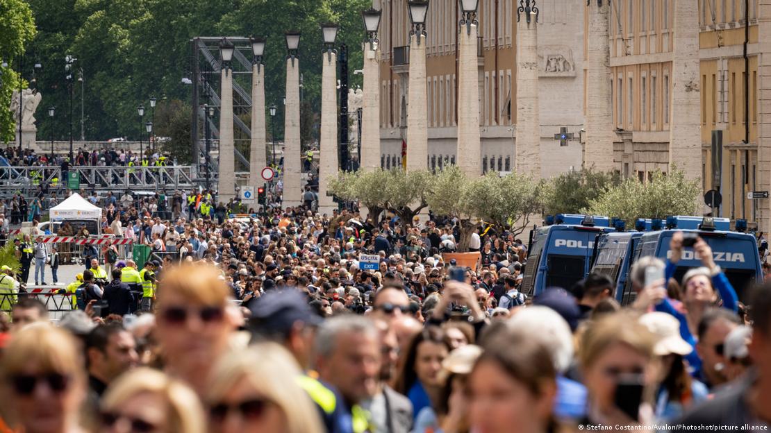 Creyentes se despiden del papa Francisco en la basílica de San Pedro (25.04.2025)
