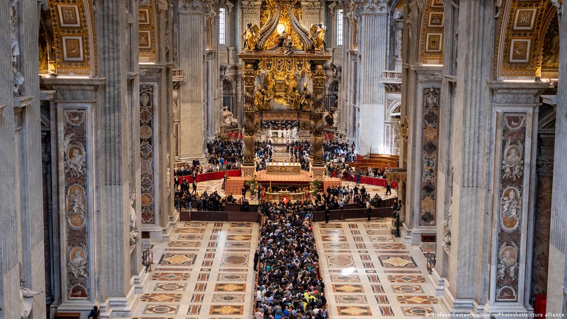 Πιστοί συρρέουν για να αποχαιρετήσουν τον Πάπα Φραγκίσκο