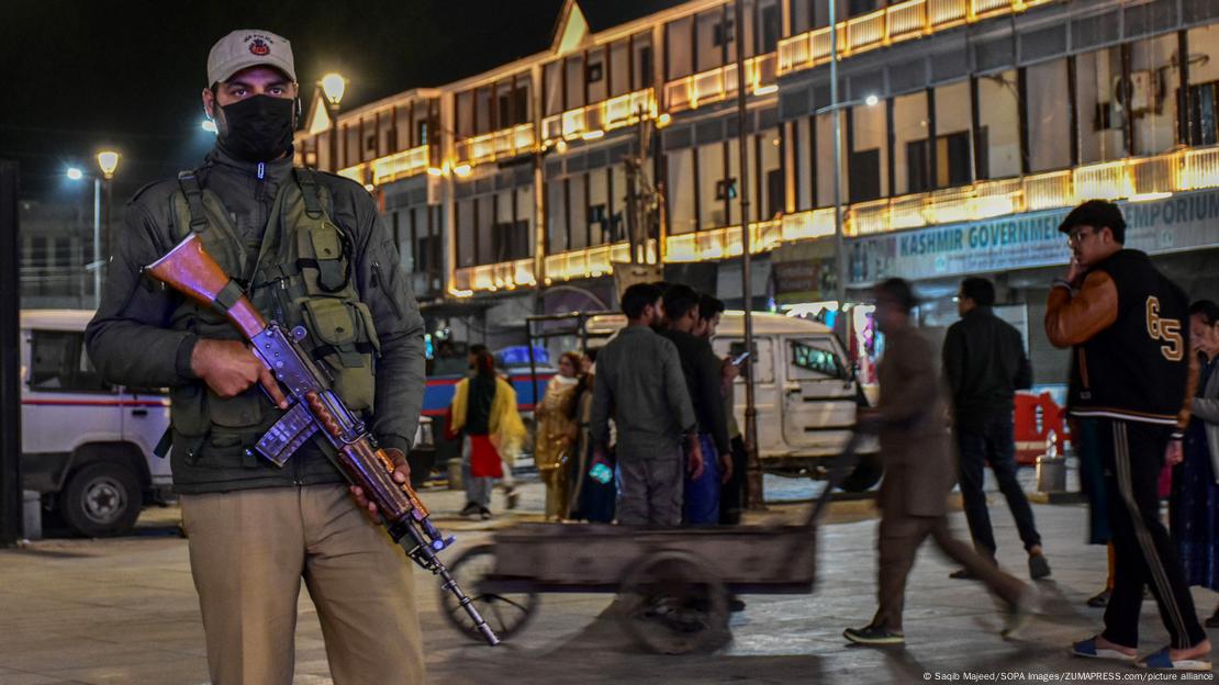 Indi Srinagar 2025 | Një burrë me armë Indi Srinagar 2025 | Një burrë me armë