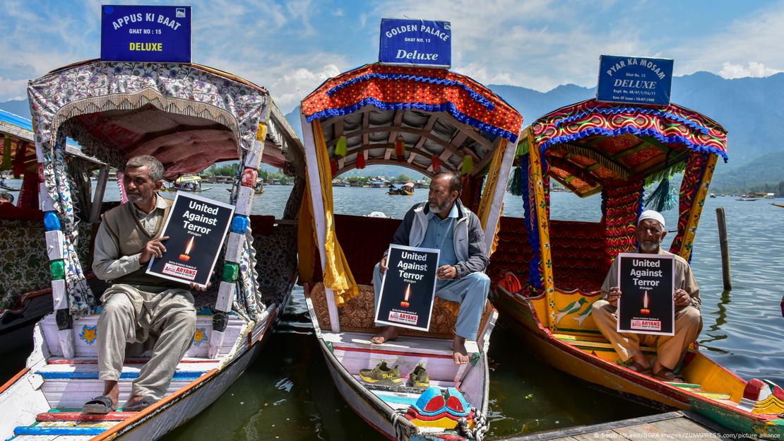 Indi Srinagar 2025 | Protestë e lundërtarëve të Kashmirit kundër sulmit ndaj turistëve në Pahalgam Indi Srinagar 2025 | Protestë e lundërtarëve të Kashmirit kundër sulmit ndaj turistëve në Pahalgam