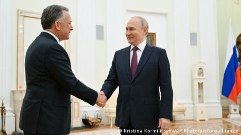 El presidente de Rusia, Vladimir Putin (dcha.) recibe al enviado especial de Estados Unidos, Steve Witkoff. (Abril de 2025).