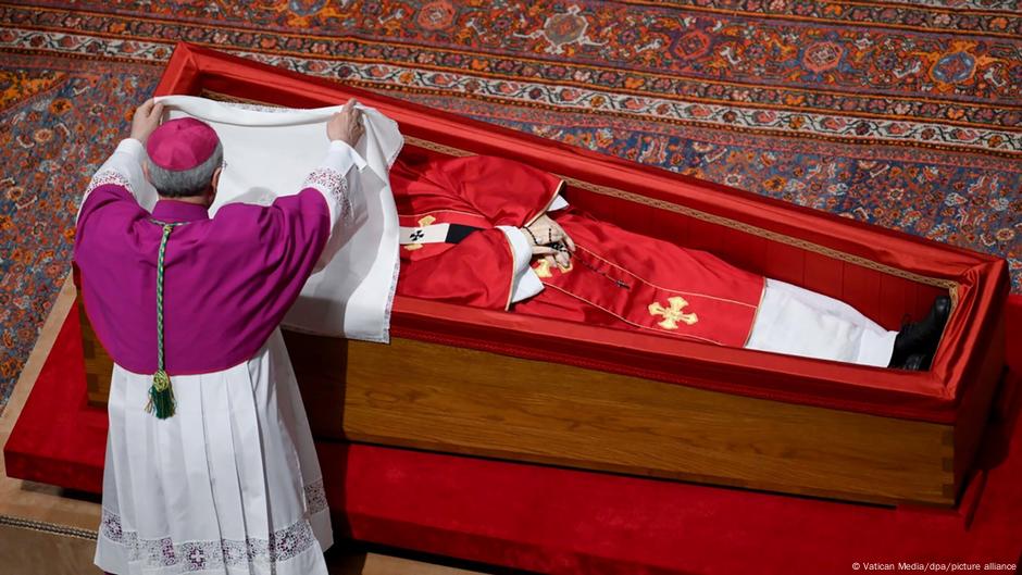 Bota ndahet sot nga Papa Françesku