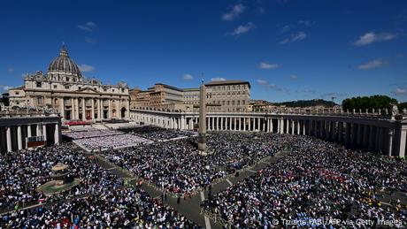 Zehntausende Gläubige bei Trauerfeier für Papst Franziskus auf dem Vorplatz des Petersdoms im Vatikan, Italien