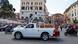 Ein umgebautes Papamobil fährt mit dem Sarg des Papstes durch Rom. Ein umgebautes Papamobil fährt mit dem Sarg des Papstes durch Rom.