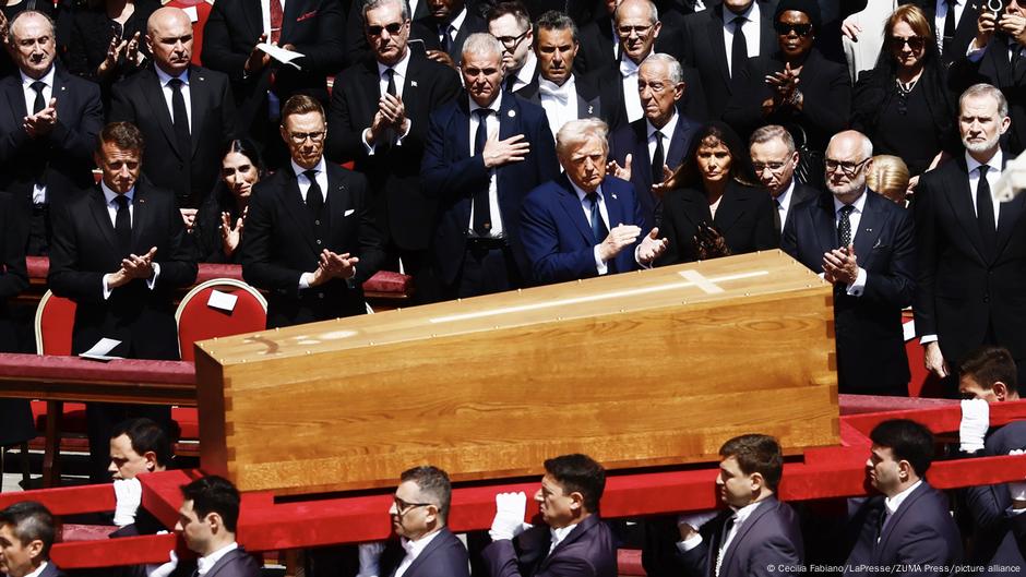 Críticas a Trump por imagen en la que vestía como pontífice – DW – 04/05/2025