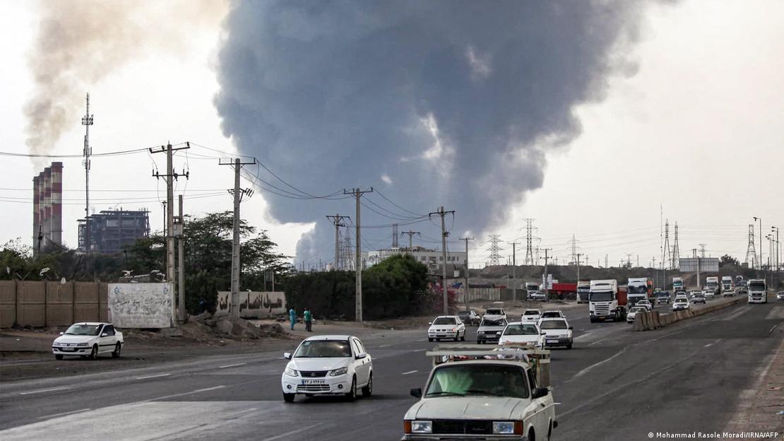 خبر رساں ادارے دی ایسوسی ایٹڈ پریس کی رپورٹ میں بتایا گیا ہے کہ سوشل میڈیا پر شیئر کی گئی دھماکے کے بعد کی کچھ ویڈیوز میں سیاہ دھواں اٹھتے ہوئے دیکھا جا سکتا تھا