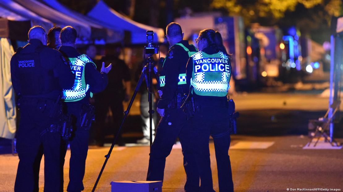 La policía de Vancouver investiga en la escena del crimen después de que un hombre atropellara a peatones en el festival anual Lapu Lapu, que celebra la cultura filipina, en Vancouver (26.04.2025).