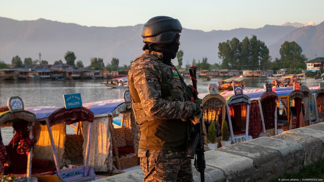 سری نگر، جموں اور کشمیر میں ڈال لیک پر تعقنات بھارتی پاراملٹری فورسز سری نگر، جموں اور کشمیر میں ڈال لیک پر تعقنات بھارتی پاراملٹری فورسز