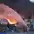 Los bomberos siguen luchando para controlar el fuego tras la explosión que dejó 40 muertos en el puerto iráni de Shahid Rajaee, el domingo (27.04.2025).
