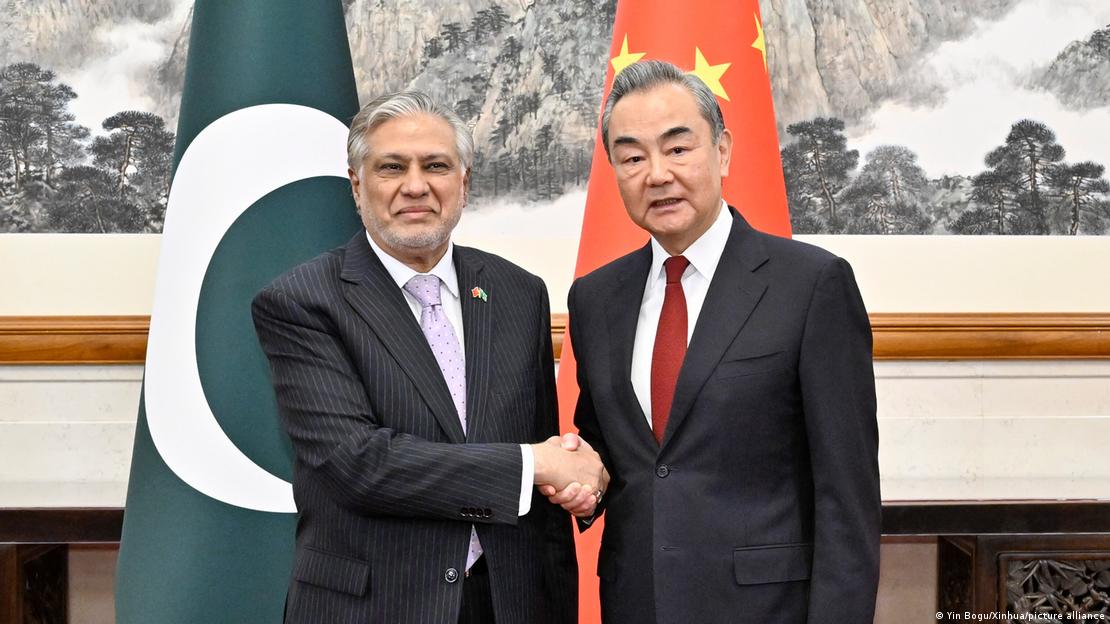 چینی وزیر خارجہ و انگ یی اپنے پاکستانی ہم منصب اسحاق ڈار کے ساتھ