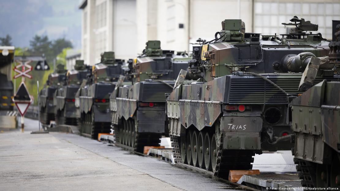 Tanques Leopard 2 en el campo de entrenamiento militar de Thun, listos para ser transportados en tren hacia las maniobras militares Trias 25 en abril de este año. Tanques Leopard 2 en el campo de entrenamiento militar de Thun, listos para ser transportados en tren hacia las maniobras militares Trias 25 en abril de este año.