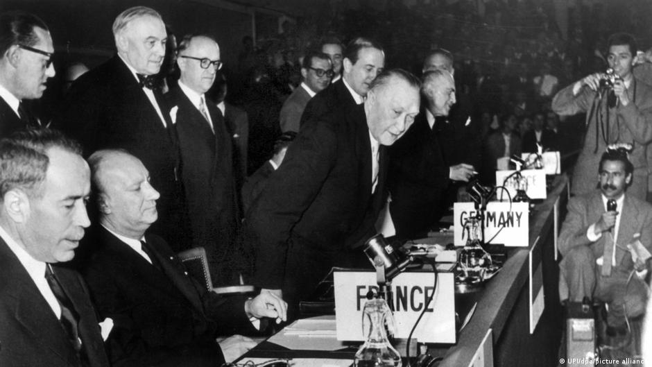 Povratak suverenitetu sa sopstvenom vojskom – to je bio cilj kancelara Konrada Adenauera (u sredini), ovde fotografisan u Atlantskom savetu ubrzo nakon što se SR Nemačka pridružila NATO u maju 1955.