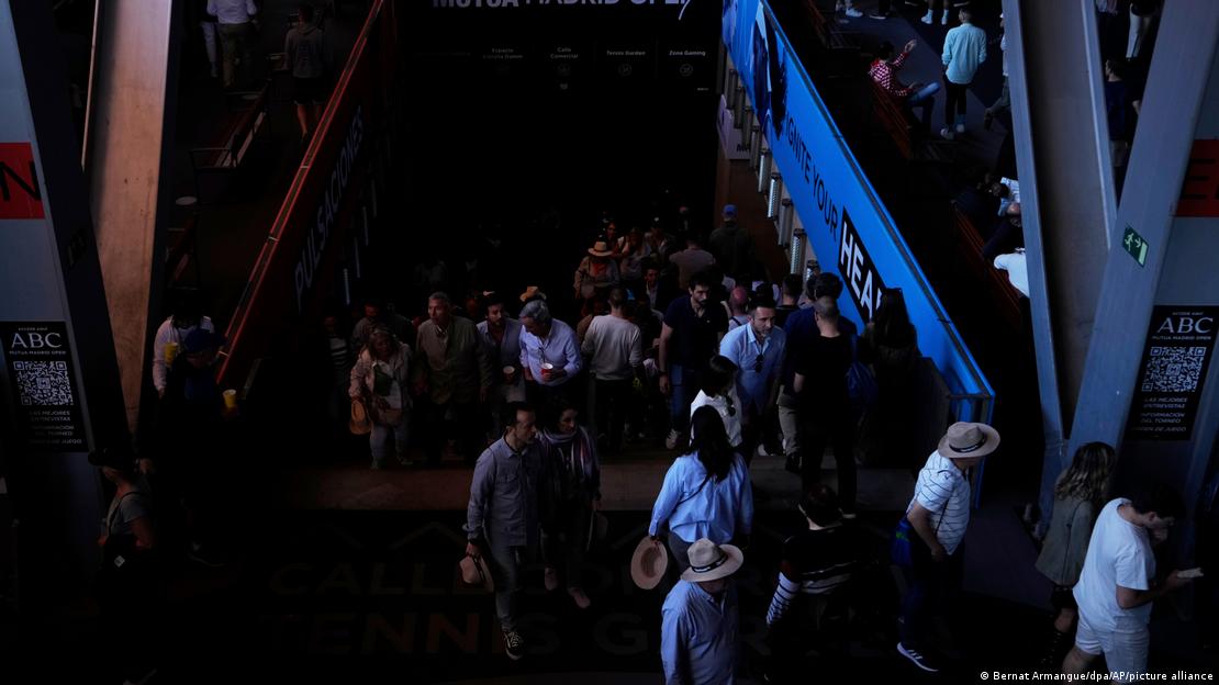 Spanien Madrid 2025 | Tennis-Zuschauer in einem dunklen Tunnel