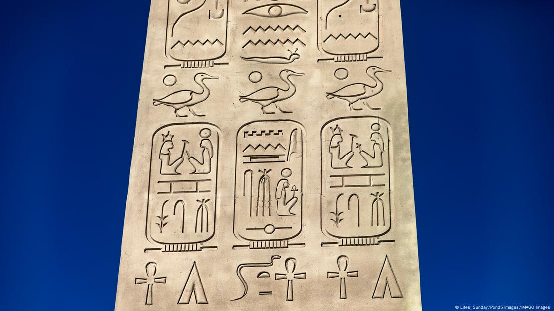 Jeroglíficos del Obelisco de Luxor, en París.