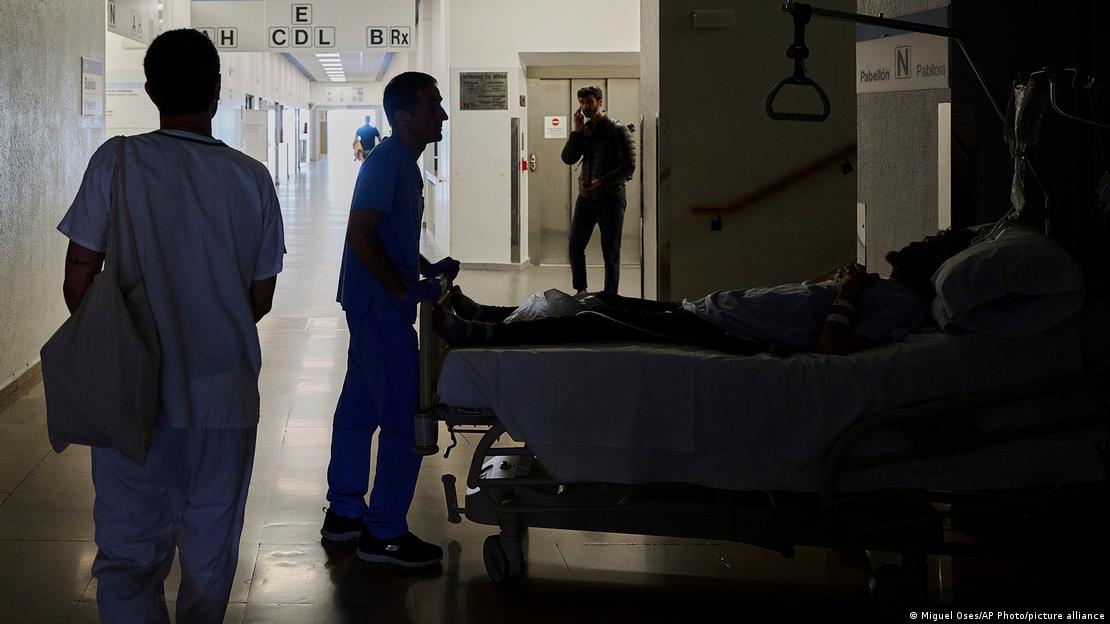 Personal médico de un hospital de Pamplona, España, reubica a pacientes durante el apagón masivo del lunes (28.04.2025)