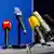 Des microphones de différents médias lors d'une conférence de presse