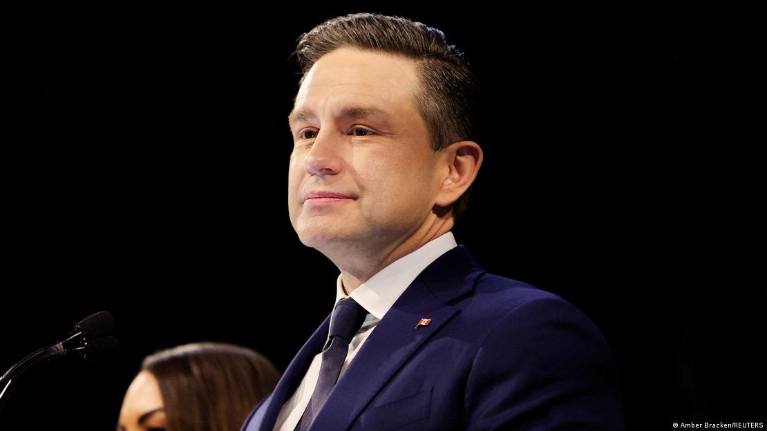 Der kanadische Oppositionsführer Pierre Poilievre bei Wahlparty der Konservativen Partei, er trägt einen Anzug mit Krawatte