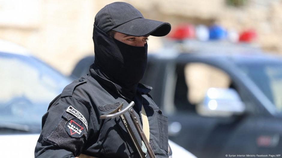 عشرات القتلى في اشتباكات "طائفية" بسوريا.. وإسرائيل تتوعد