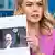 Karoline Leavitt muestra, durante su rueda de prensa, un artículo de prensa titulado "Amazon se asocia con el brazo propagandístico de China" en el que se ve una imagen de Jeff Bezos.