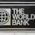 El logo del organismo (un esquemático globo con paralelos y meridianos) junto a la inscripción en inglés "The World Bank".