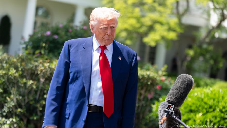 Trump cuts funding to US public broadcasters NPR and PBS – DW – 05/02/2025