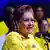 Persad-Bissessar ante dos micrófonos.