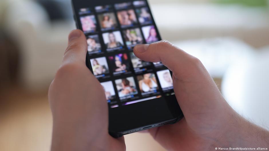 Članovi globalne mreže silovatelja razmenjuju informacije o tome kako neprimetno drogirati i silovati žene, a zatim te zločine snimaju i dele ih s drugima na javno dostupnim porno-sajtovima i u grupama za dopisivanje