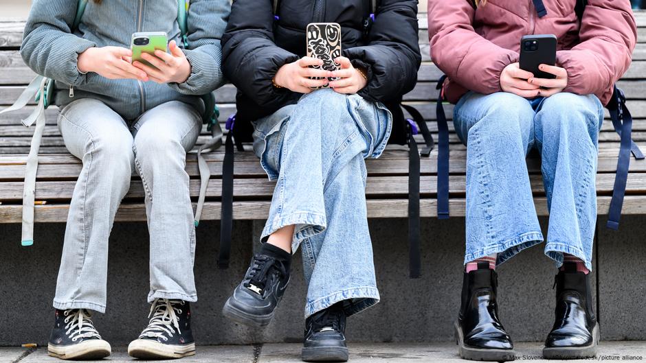 Dzieci wpatrzone w ekran? Eksperci radzą: im mniej, tym lepiej
