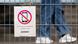 Un cartel en alemán anuncia que está prohibido usar celulares en la escuela.