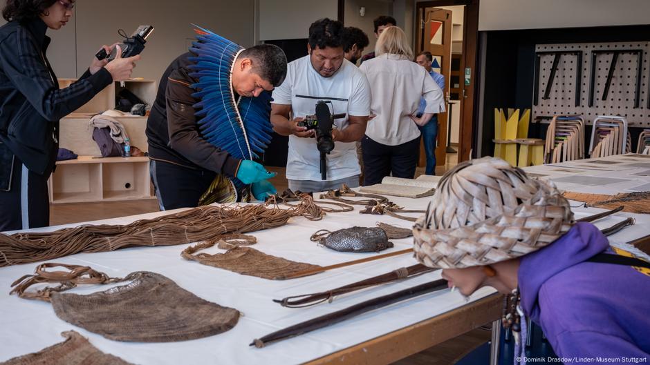 Indígenas pataxó redescobrem herança ancestral na Alemanha