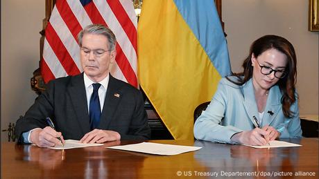 US-Finanzminister Scott Bessent und die ukrainische Vizeregierungschefin Julia Swyrydenko haben ein Rohstoffabkommen unterzeichnet.