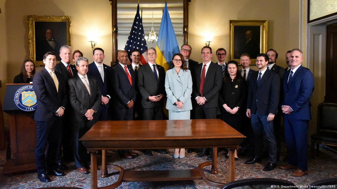 Η ουκρανική και αμερικανική ομάδα διαπραγμάτευσης φωτογραφίζονται μετά τη συμφωνία μεταξύ ΗΠΑ και Ουκρανίας Η ουκρανική και αμερικανική ομάδα διαπραγμάτευσης φωτογραφίζονται μετά τη συμφωνία μεταξύ ΗΠΑ και Ουκρανίας